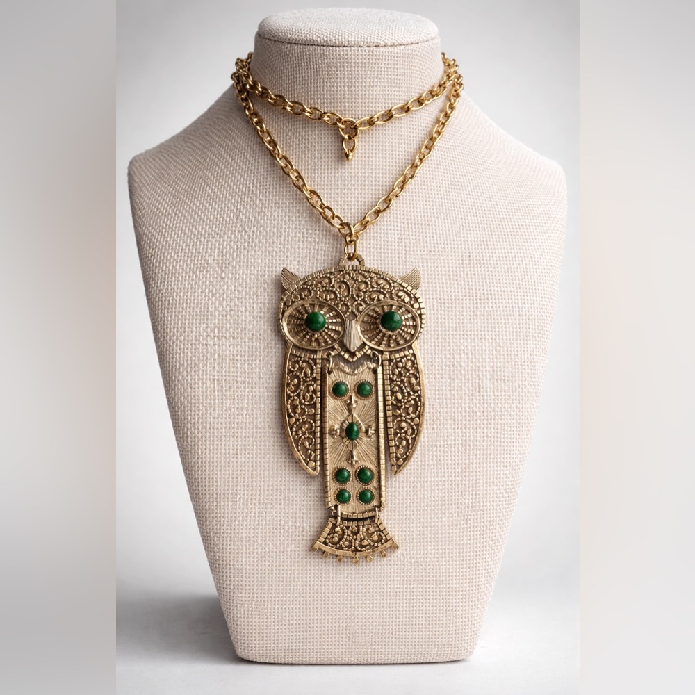 Vintage 1970s Jumbo Articulated Owl Necklace – Gold‑Tone Green Cabochon – Like N